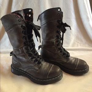 Dr. Martens Triumph 1914 in Black Noir Size 7